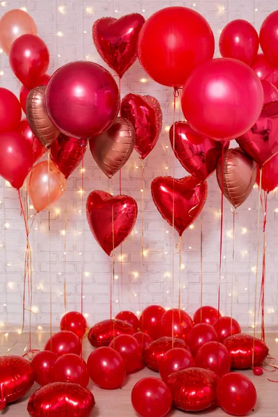 Hintergrund Zum Valentinstag Rote Luftballons Über Weißem Backstein — Stockfoto