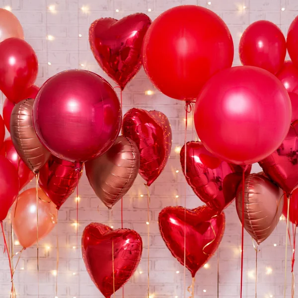 Hintergrund Zum Valentinstag Gruppe Roter Luftballons Über Weißer Ziegelwand — Stockfoto