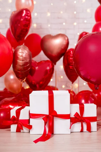 Hintergrund Zum Valentinstag Gruppe Roter Luftballons Und Weißer Geschenkboxen — Stockfoto