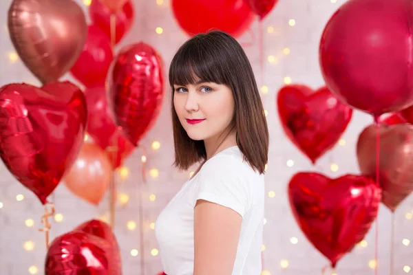 Концепція Дня Валентина Щаслива Красива Жінка Позує Червоними Кульками Формі — стокове фото