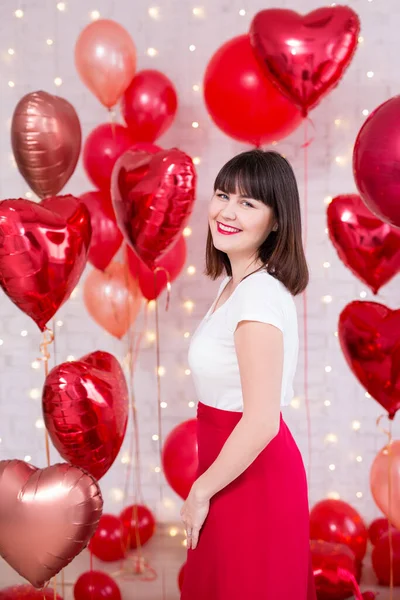 Conceito Dia Dos Namorados Rindo Bela Mulher Posando Com Balões — Fotografia de Stock