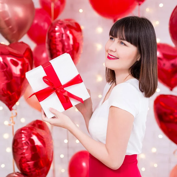 Valentine Day Concept Dreaming Woman Holding Gift Box Red Heart — Stock Photo, Image