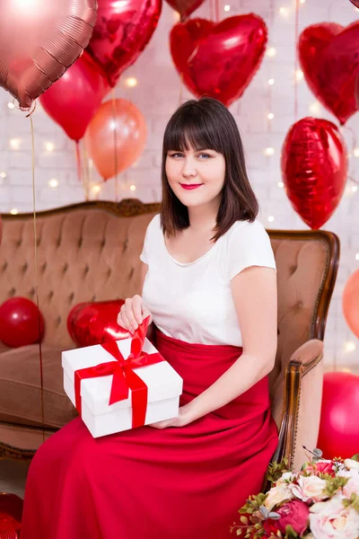 Valentinstag Konzept Junge Frau Mit Geschenkbox Und Roten Herzförmigen Luftballons — Stockfoto