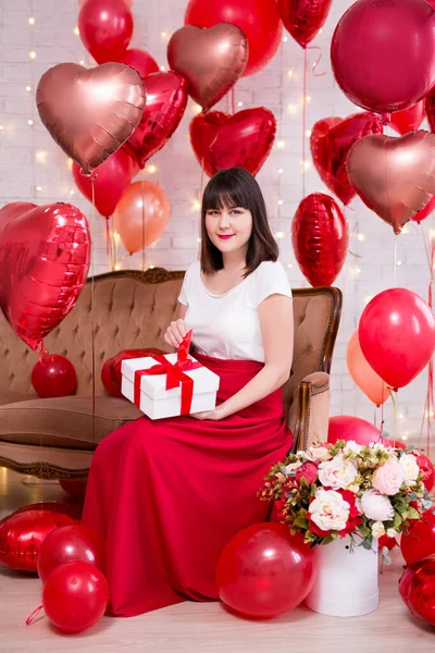 Valentinstag Konzept Junge Frau Sitzt Auf Vintage Sofa Und Öffnet — Stockfoto