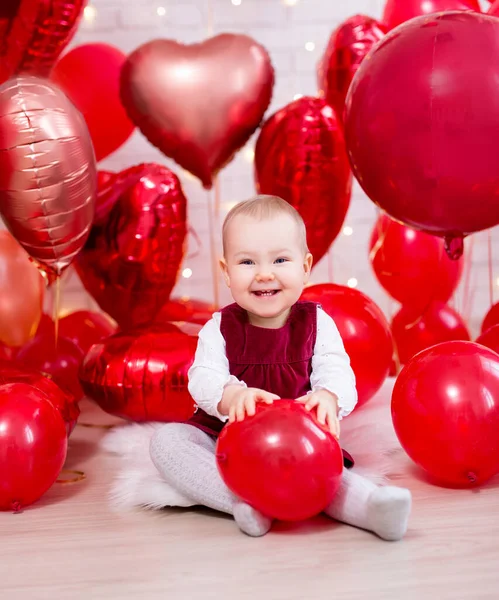 Έννοια Ημέρα Του Αγίου Βαλεντίνου Χαριτωμένο Κοριτσάκι Κάθεται Κόκκινα Μπαλόνια — Φωτογραφία Αρχείου