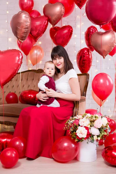 Valentinstag Konzept Junge Frau Mit Kleiner Tochter Geschenkkarton Und Roten — Stockfoto
