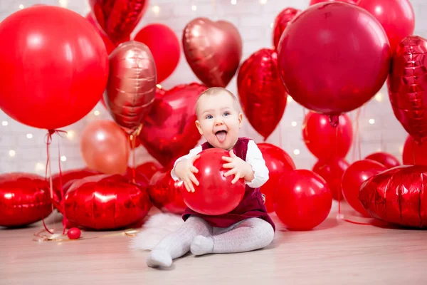 Conceito Dia Dos Namorados Engraçada Menina Com Balões Hélio Vermelho — Fotografia de Stock