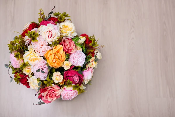 Ovanifrån Gäng Sommarblommor Och Kopiera Utrymme Över Trä Bord Bakgrund — Stockfoto