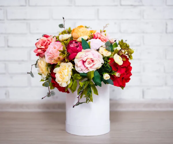 Beyaz Tuğlalı Arka Planda Yuvarlak Kutuda Güzel Yaz Çiçekleri — Stok fotoğraf