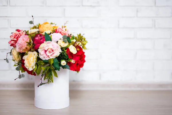 Yuvarlak Kutuda Bir Demet Güzel Yaz Çiçekleri Beyaz Tuğla Duvarın — Stok fotoğraf