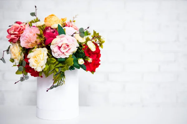 Vacker Bukett Sommarblommor Rund Låda Över Vit Tegelvägg Bakgrund Med — Stockfoto