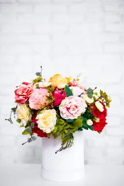 Bukiet Letnich Kwiatów Okrągłym Pudełku Nad Białą Ceglaną Ścianą Tło — Zdjęcie stockowe