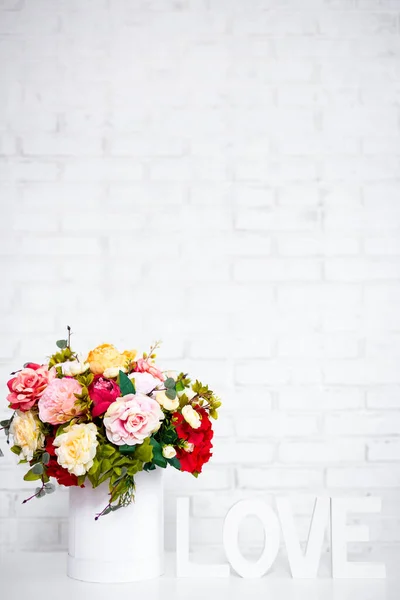 Piękne Letnie Kwiaty Okrągłym Polu Słowo Miłość Nad Białą Ścianą — Zdjęcie stockowe