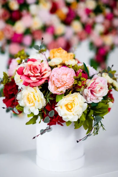 Renkli Arka Planda Güzel Çiçeklerle Dolu Yaz Buketini Kapat — Stok fotoğraf