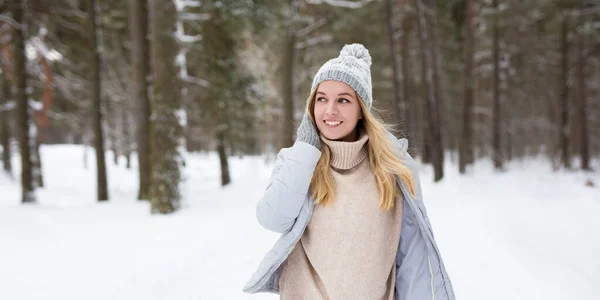 冬の森を歩く若い美しい女性の肖像画 — ストック写真