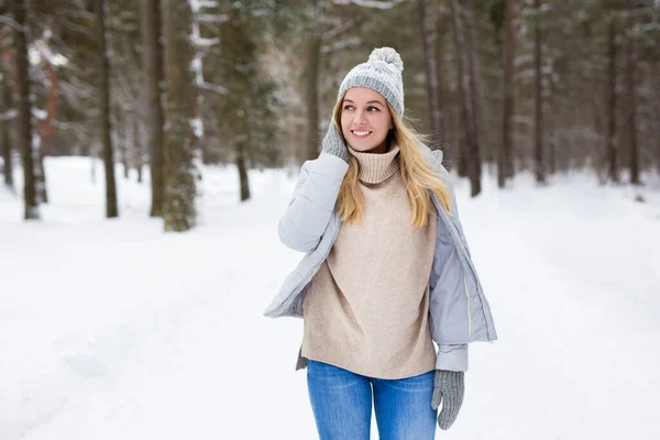 在冬天的森林里散步的年轻美丽的快乐女子的画像 — 图库照片