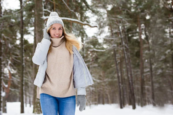 冬の森を歩く若い美しい金髪の女性の肖像画 — ストック写真