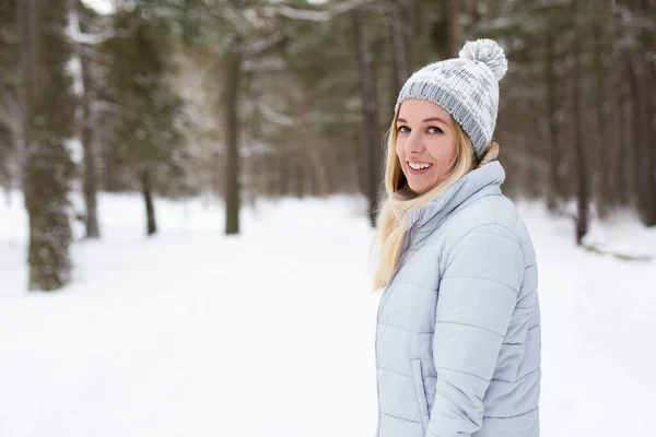 Portrait Jeune Belle Femme Blonde Dans Forêt Hiver — Photo