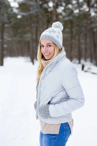 Porträtt Glad Ung Kvinna Poserar Vinterskogen — Stockfoto