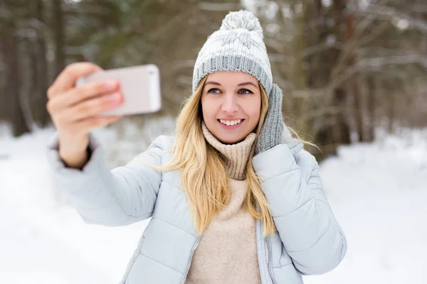 Retrato Jovem Loira Tirando Foto Selfie Com Telefone Inteligente Parque — Fotografia de Stock