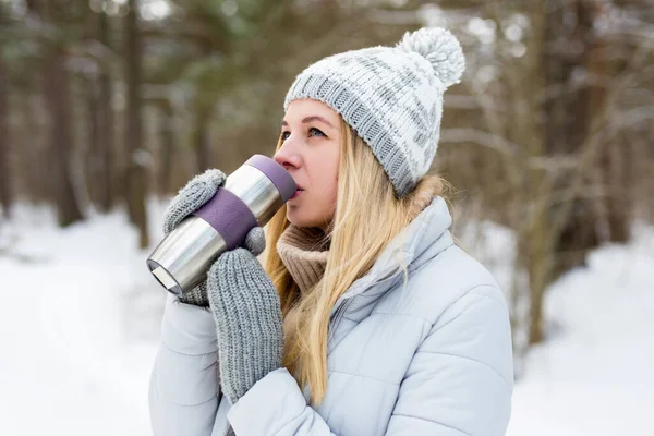 Retrato Joven Hermosa Mujer Rubia Tomando Café Parque Invierno Bosque —  Fotos de Stock