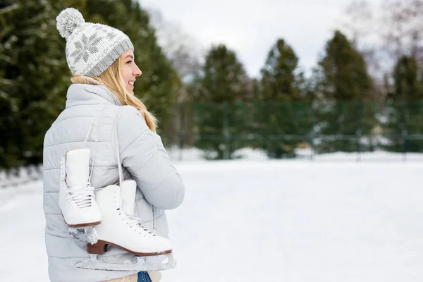 Vista Trasera Hermosa Mujer Sosteniendo Patines Hielo Parque Invierno —  Fotos de Stock