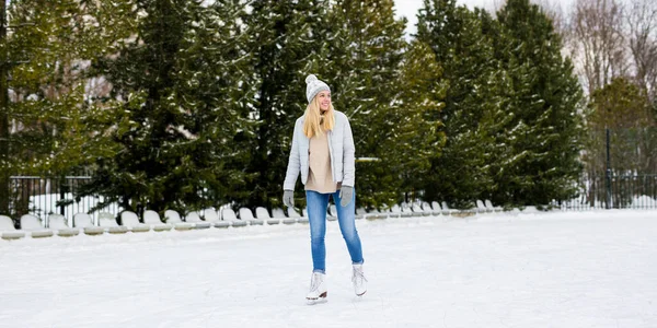 Full Längd Porträtt Glad Ung Vacker Kvinna Skridskoåkning Utomhus Rinken — Stockfoto