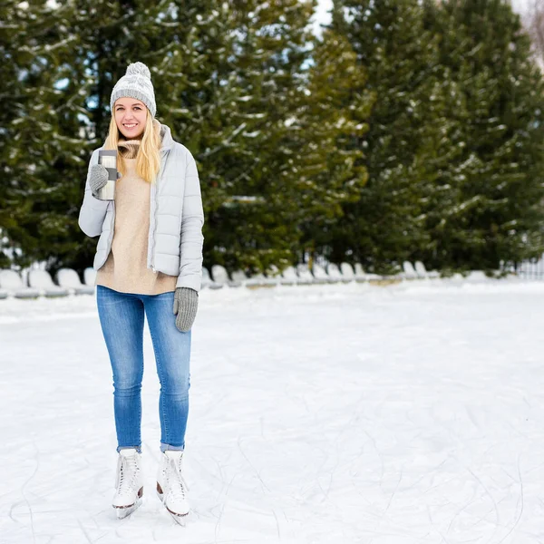 Portrait Complet Jeune Femme Heureuse Patinage Sur Glace Boire Café — Photo