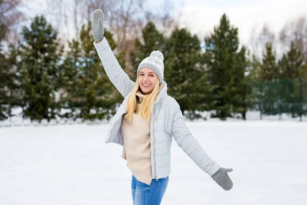 Portret Van Vrolijke Jonge Blonde Vrouw Ijsbaan Winterpark — Stockfoto