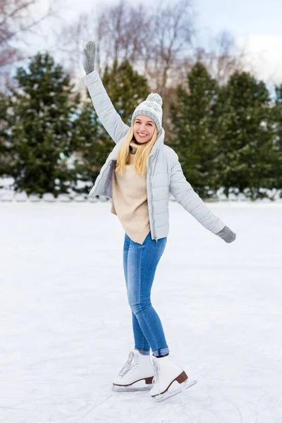 Vrolijke Vrouw Schaatsen Poseren Ijsbaan Winterpark — Stockfoto