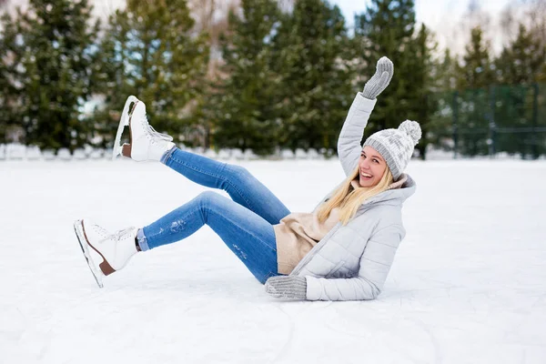 Divertente Ragazza Cadere Mentre Pattinaggio Ghiaccio Alla Pista Pattinaggio Invernale — Foto Stock