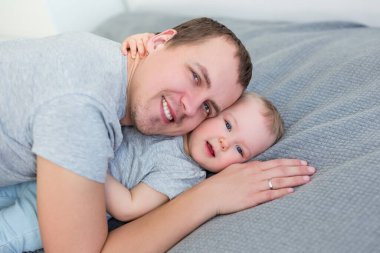 Babasını kucaklayan küçük tatlı bir kızın portresi.