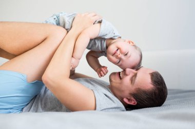 Genç adam babası ve küçük tatlı kızı evde birlikte eğleniyorlar.