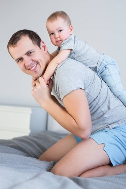 Mutlu yakışıklı adam baba ve küçük tatlı kız evde birlikte eğleniyorlar.