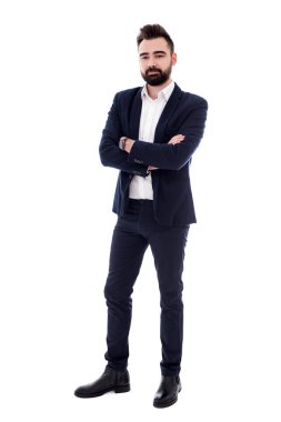 Beyaz arka planda izole edilmiş genç sakallı iş adamının tam boy portresi.