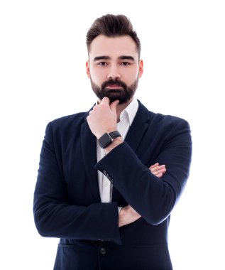 Beyaz arka planda izole edilmiş genç sakallı iş adamının portresi.