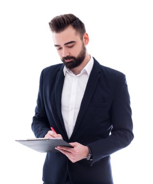 Genç yakışıklı sakallı iş adamı beyaz arka planda izole edilmiş.