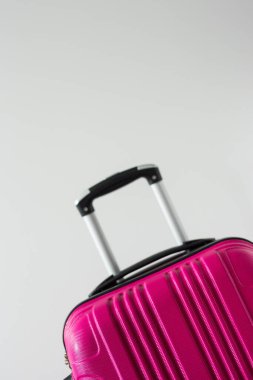 seyahat kavramı - Pembe plastik bavulu beyaz arkaplan üzerine kopyalama alanı ile kapat