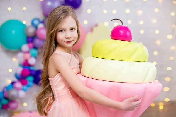 Retrato Linda Menina Com Grande Cupcake Artificial — Fotografia de Stock