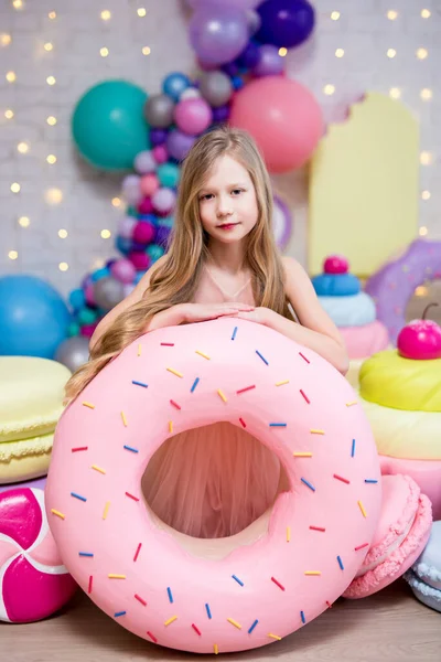 Χαριτωμένο Κοριτσάκι Τεράστια Ντόνατς Κεκάκια Και Αμυγδαλωτά — Φωτογραφία Αρχείου