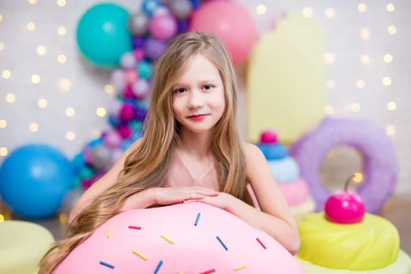 Retrato Linda Niña Rubia Con Enormes Donuts Cupcakes — Foto de Stock