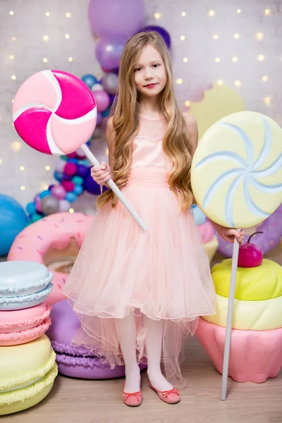 컵케이크 커다란 롤리팝을 귀엽고 소녀의 — 스톡 사진