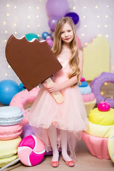 배경을 아이스크림을 귀엽고 소녀의 — 스톡 사진