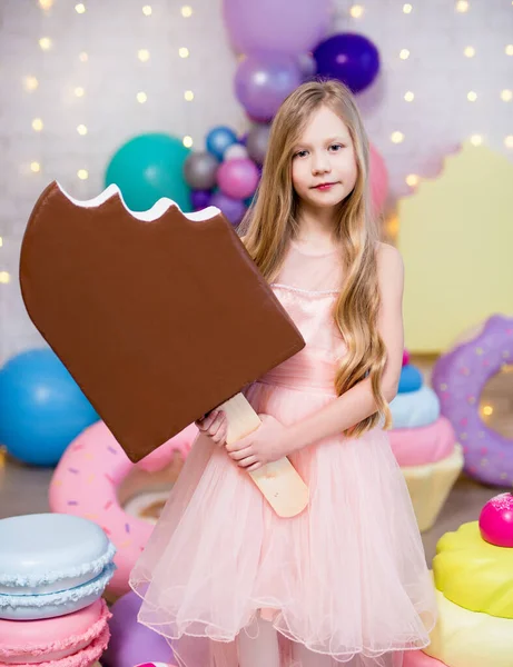 Retrato Menina Bonito Segurando Enorme Sorvete Com Decoração Pastelaria Gigante — Fotografia de Stock