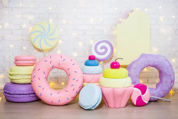 Tło Zabawy Dla Dzieci Zestaw Ogromnych Sztucznych Słodyczy Dekoracji Ciasta — Zdjęcie stockowe
