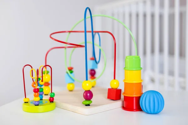 Крупным Планом Разноцветных Деревянных Пластиковых Игрушек Столе — стоковое фото