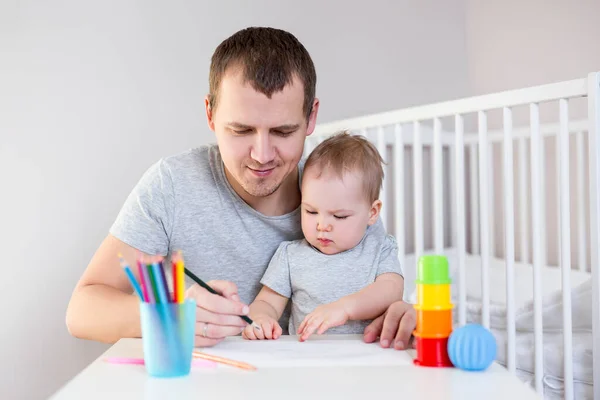 Молодой Отец Учит Свою Маленькую Дочь Рисовать Карандашами — стоковое фото