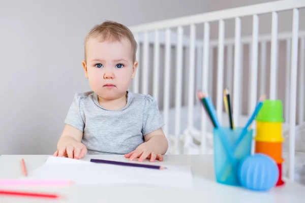 Bonito Bebê Menina Desenho Com Lápis Coloridos Seu Quarto — Fotografia de Stock