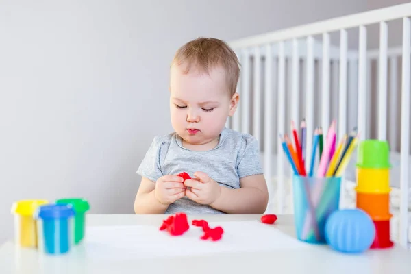 Porträtt Söt Liten Förskoleflicka Leker Med Plasticine Hennes Rum — Stockfoto