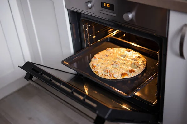 Smaczny Ser Domowej Roboty Pizza Gorącym Piecu — Zdjęcie stockowe